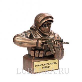 Статуэтка для интерьера «Боец спецназа с АКСУ»